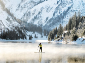 SUP im Nebel: Der Vilsalpsee im Tannheimer Tal ist umringt von Bergen.