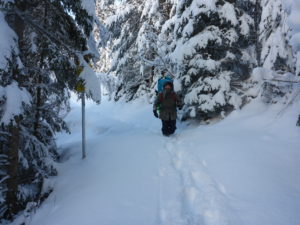 Winter-wandern mit SUP-Board. Großartig und unbeschreiblich cool.