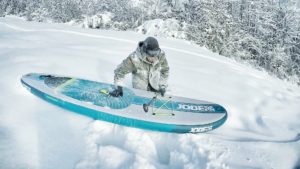 Powdern mit SUP-Board? Yeah! Macht vielleicht sogar noch mehr Spaß als auf dem Wasser.