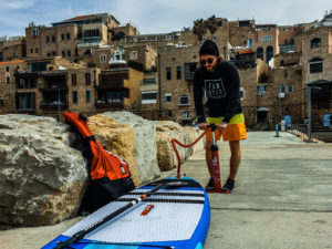 Board ausrollen, pumpen und los geht’s! Mit dem eigenen Stand Up Paddle Board kann man paddeln wo und wann man möchte.