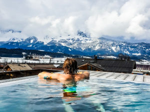 Mega-Aussicht: Im Infiniti-Pool kann man die Berge und Umgebung vom warmen Wasser aus genießen.