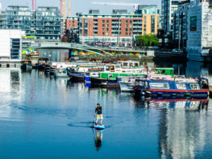 Paddeln zwischen Hausbooten: Das cruisen am Grand Canal Square ist einer der Höhepunkte der SUP-Tour.