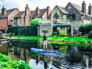 Paddeln im Vorgarten - sieht zumindest so aus. Je länger man mit seinem SUP-Board auf dem Grand Canal in Dublin unterwegs ist, desto grüner und ruhiger wird's.