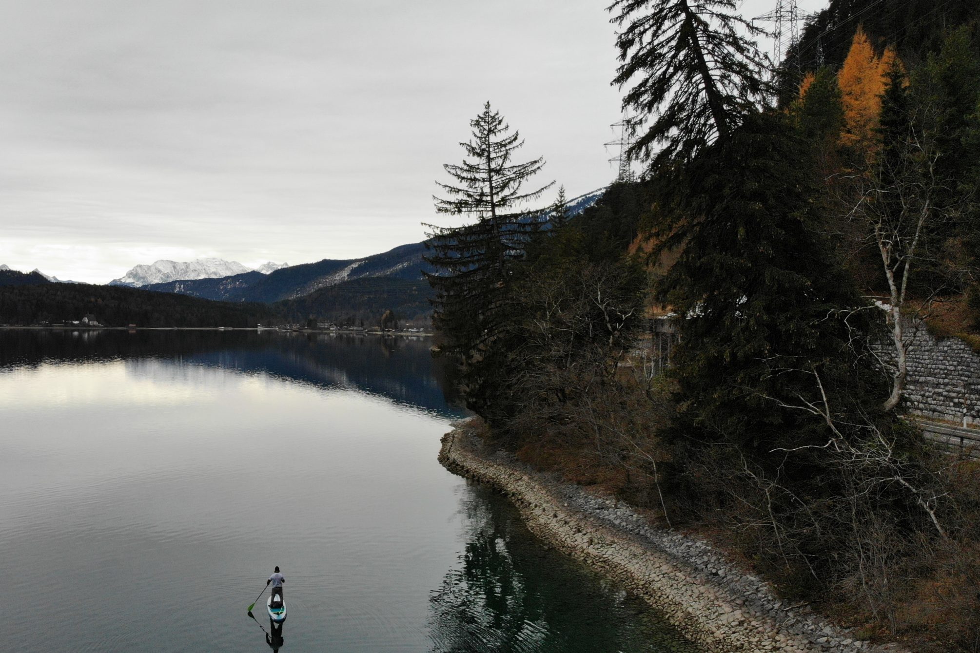 Der Walchensee ist der tiefste See in Bayern - und auch im Herbst ein Paddle-Paradies.